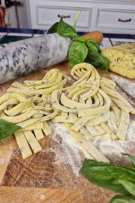 Impasto degli scialatielli con farina, uovo, formaggio e basilico