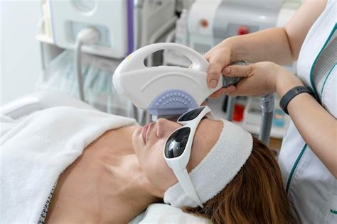 illustrazione di una donna che riceve un trattamento viso rilassante con maschera