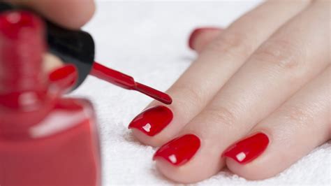 foto ravvicinata di una manicure professionale con applicazione di smalto