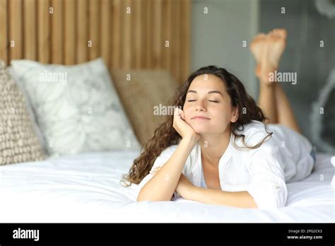 donna con una bella abbronzatura estiva sdraiata al sole