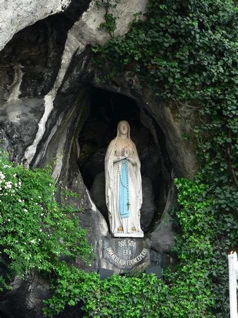 Veduta aerea del Santuario di Nostra Signora di Lourdes con la Grotta di Massabielle e le Basiliche