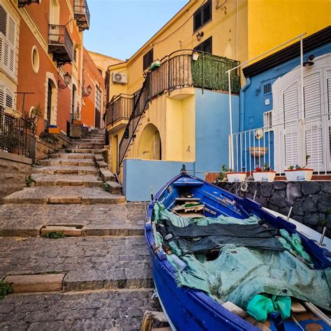 Veduta panoramica del borgo marinaro di Santa Maria La Scala con i tavoli all'aperto del ristorante vista mare