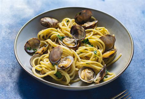 Primo piano di un piatto di pasta alle vongole servito presso la trattoria Lo Scalo