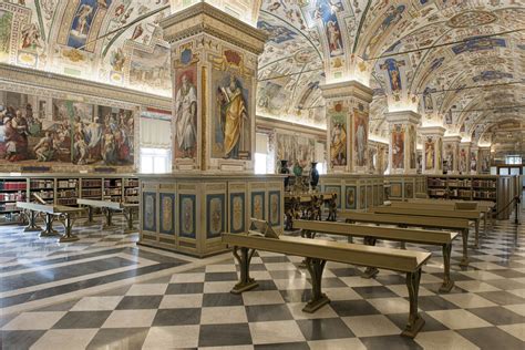 Una sala interna della Biblioteca Apostolica Vaticana, con manoscritti antichi esposti