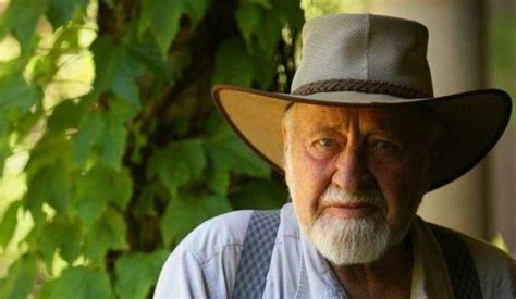 Ritratto di Bill Mollison immerso nel suo ecosistema di ricerca in Tasmania