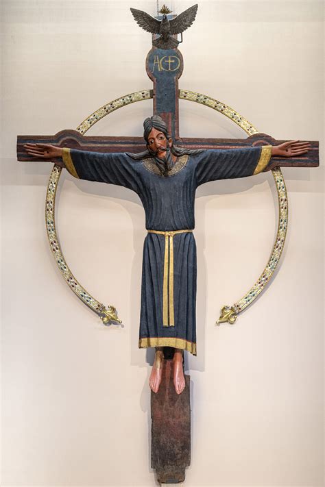 Volto Santo di Sansepolcro: scultura lignea con tunica e occhi grandi