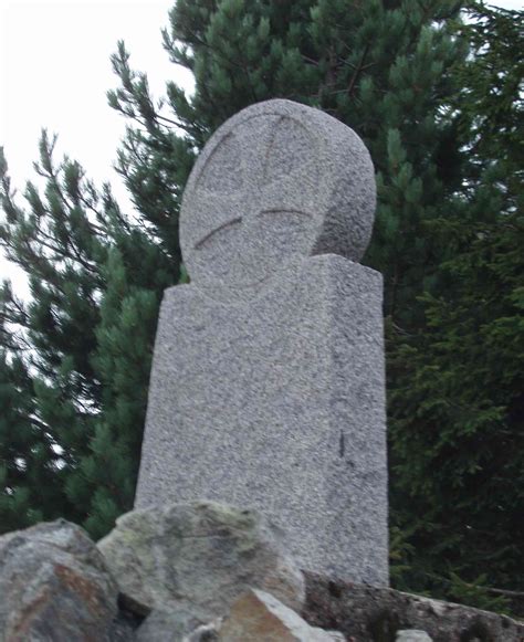 Foto dell'obelisco o cippo a Fra Dolcino sul Monte Rubello (oggi denominato così), simbolo della resistenza del movimento