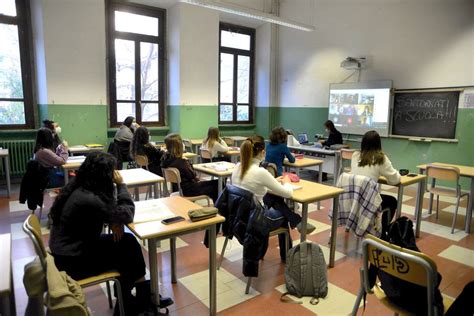 2003 studenti della 116ª classe durante una lezione
