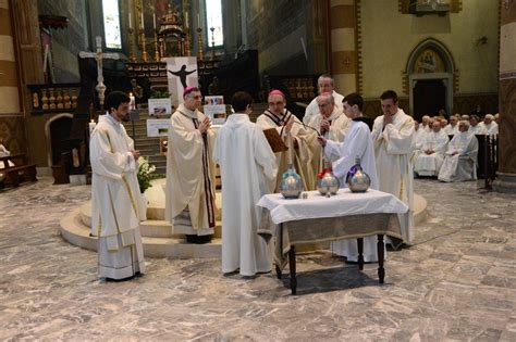 Ampolle degli oli sacri (Olio dei Catecumeni, Olio degli Infermi, Sacro Crisma) durante la Messa Crismale