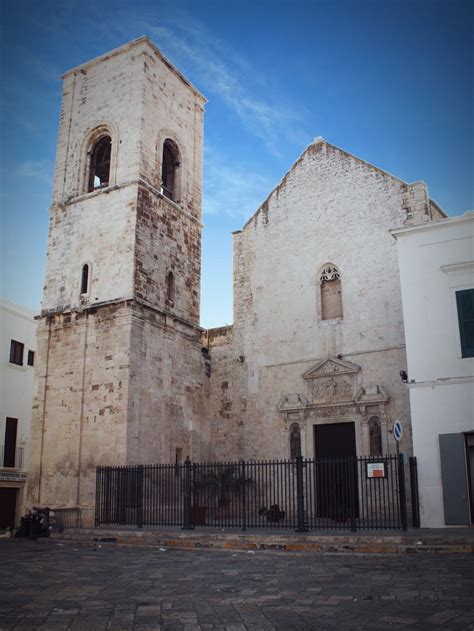 Interno della Chiesa Matrice di Polignano a Mare con opere d'arte