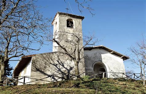 Veduta panoramica del Giogo di Santa Maria con la strada tortuosa e le vette circostanti