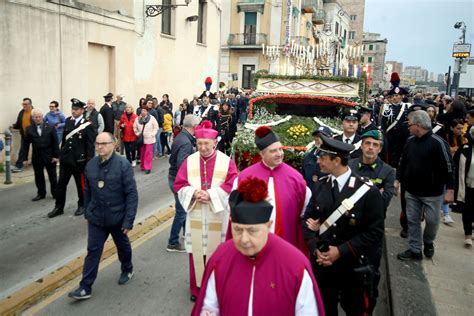 Processione a mare della statua di San Cataldo a Taranto