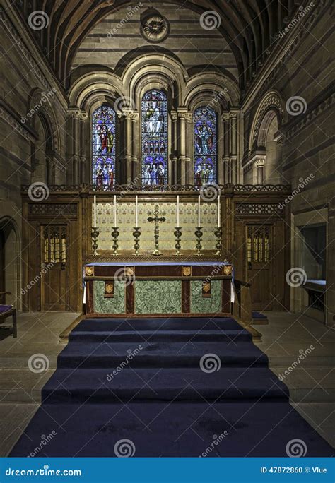 Interno di una cappella rurale con altare e nicchie affrescate