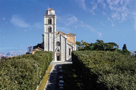 Dettaglio del rosone e del portale della Cattedrale di Fermo
