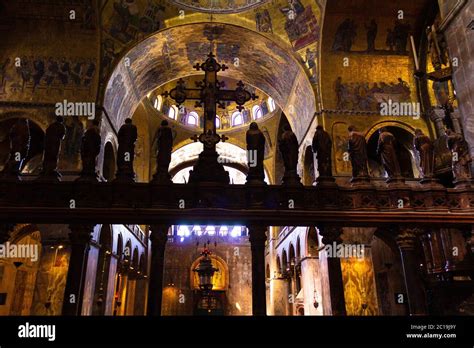 Interno della Cattedrale di Fermo con l'altare maggiore e il coro ligneo