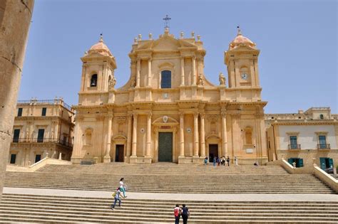 Facciata della Chiesa di San Sabino con scalinata e portale barocco