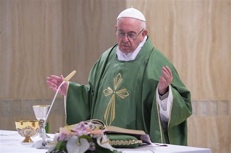 Papa Francesco che celebra la Messa a Casa Santa Marta