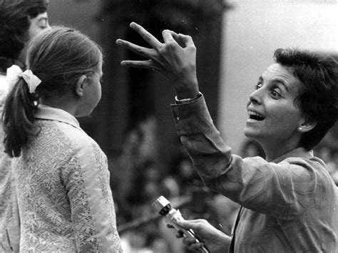 Foto storica del Piccolo Coro Mariele Ventre con la sua fondatrice