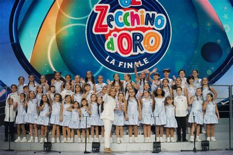 Foto di bambini del Piccolo Coro Mariele Ventre che cantano felici