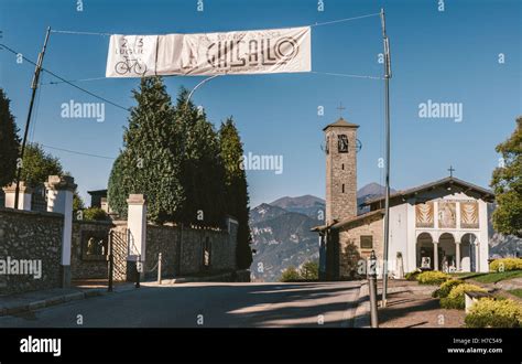 Foto panoramica della Chiesa della Madonna del Ghisallo con ciclisti