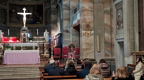 Foto di fedeli in preghiera davanti alla teca di Carlo Acutis ad Assisi