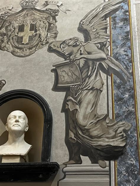 Dettaglio del restauro di un affresco o statua di San Macario all'interno della chiesa