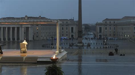 Il Papa solo sul sagrato bagnato dalla pioggia, piazza San Pietro vuota