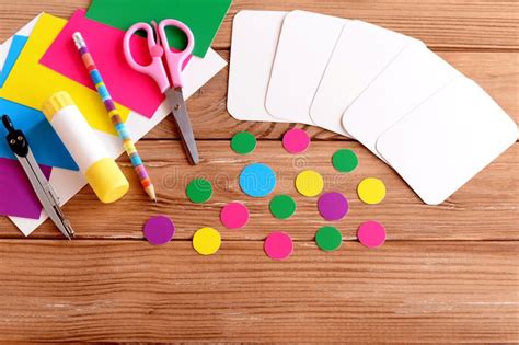 Tavolo con materiali per fai da te: forbici, carte colorate, nastri, colla