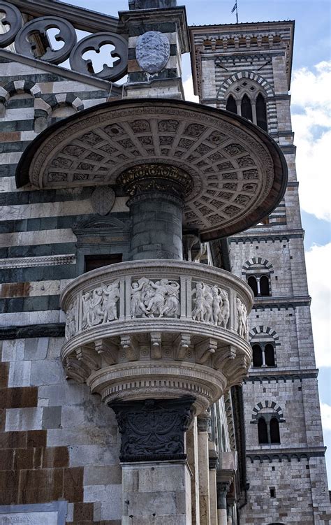 Vista esterna del Duomo di Prato con il Pulpito di Donatello