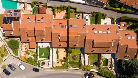 Foto di una villetta a schiera con giardino frontale e balconi