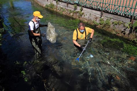 T.S. Eliot che pesca in un fiume urbano inquinato