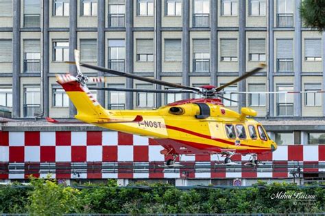 foto di un moderno ospedale con elisoccorso