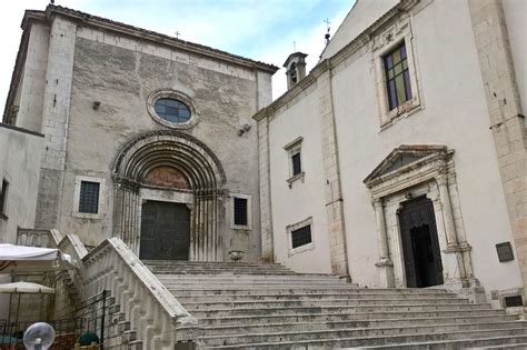 Ricostruzione storica della Basilica di Santa Maria del Colle, con enfasi sulle modifiche rinascimentali e la doppia facciata