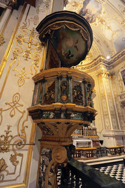 Particolare del pulpito seicentesco in legno intagliato e dorato nella Basilica di Santa Maria del Colle