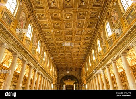 Dettaglio del magnifico soffitto ligneo a cassettoni dorati della navata centrale della Basilica