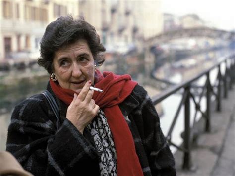 Ritratto fotografico di Alda Merini con uno sguardo intenso e poetico