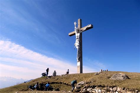 Foto panoramica del Monte Summano con il Cristo in acciaio in evidenza