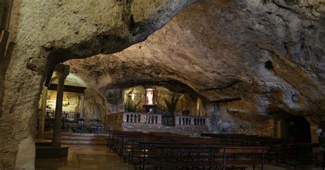 Interno della grotta del Santuario di San Michele Arcangelo con la statua dell'Arcangelo