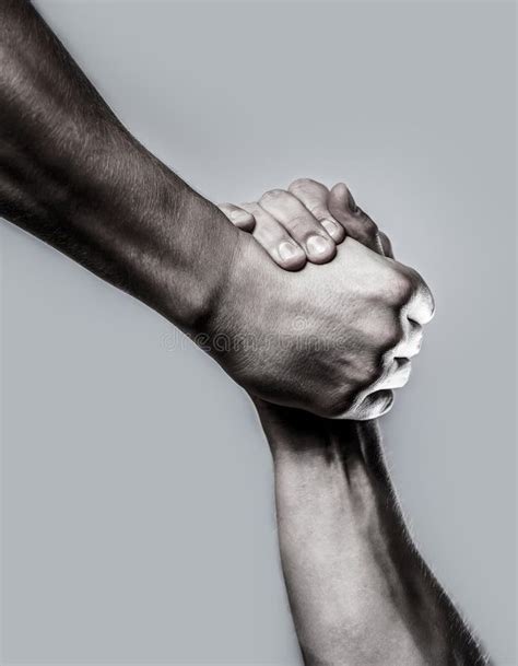 Mano che aiuta un'altra mano, simbolo di perdono e sostegno
