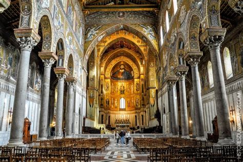 Veduta panoramica del Duomo di Monreale e del suo complesso monumentale.