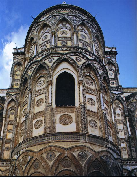 Dettaglio delle absidi del Duomo di Monreale con decorazioni a motivi arabeggianti.