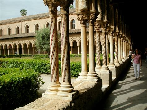 Particolare di una colonna del chiostro di Monreale con intarsi musivi geometrici.