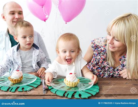 foto di famiglia che celebra un compleanno