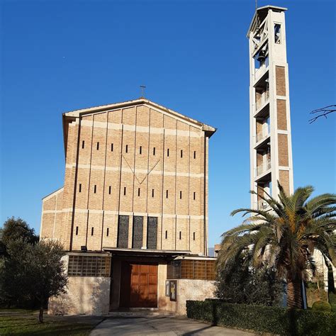 Foto esterna della Chiesa delle Sante Eufemia e Tecla a Trieste con enfasi sull'architettura moderna