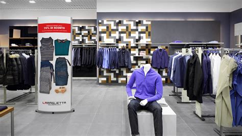 Foto di abbigliamento da lavoro generico di alta qualità su manichini in un negozio
