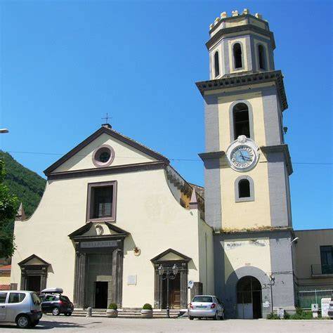 Santuario di Santa Maria di Pozzano a Castellammare di Stabia durante un evento serale