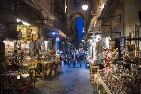 Via San Gregorio Armeno, Napoli, con botteghe di presepi