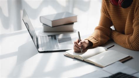 immagine di persona che studia la bibbia a casa con un tablet o computer
