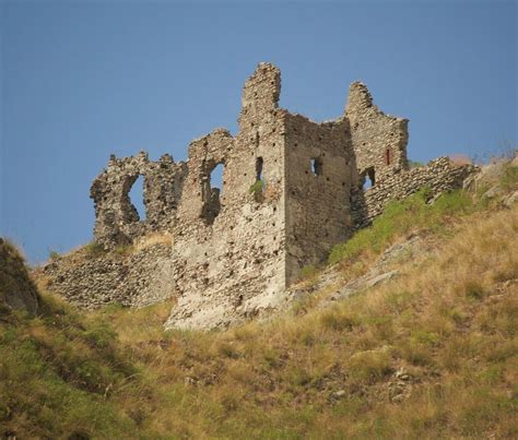 Ruderi del Castello di Cuasso su un crinale