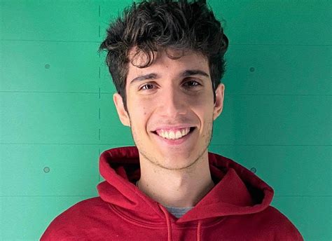 Giovane ingegnere indiano Ashu che mostra il suo diploma